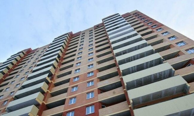 Дворічна дівчинка дивом врятувалася після падіння з п'ятого поверху