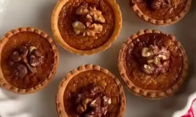 Быстрые орешки со сгущёнкой в тарталетках, кадр из видео