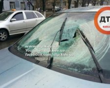 На переході в Києві Skoda збила вагітну жінку (фото, відео)