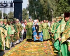 Митрополита в Беларуси встречали дорожкой из живых цветов (фото)