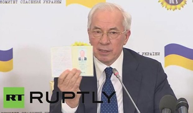 Азаров заявил, что "у него стояла гривня" и показал украинский паспорт