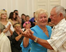 "Золотая свадьба" в Харькове: семь пожилых пар поженились снова (фото)