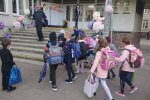 У Франківську 1 вересня відсвяткували із запізненням - гімн, бантики та щасливі першачки з букетами