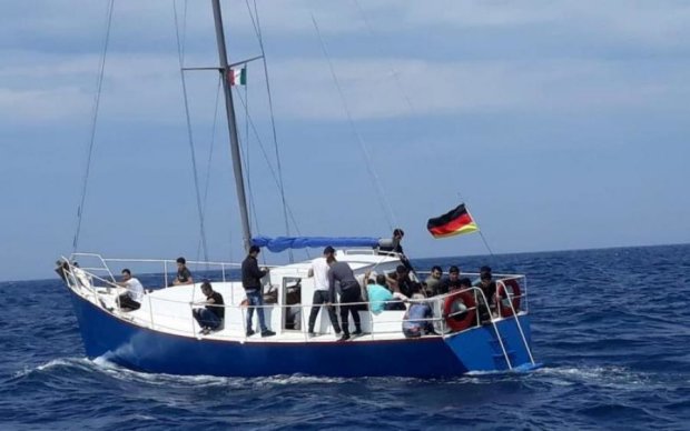 Італійці затримали українську яхту, вщент забиту мігрантами: фото
