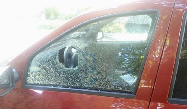 Неизвестные разбили стекло в автомобиле депутата Киевсовета (фото)