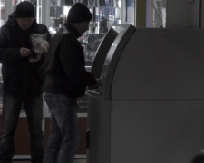 Снятие наличных. Фото: скрин youtube