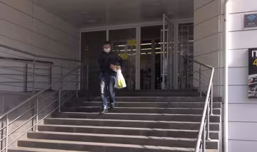 Покупки в супермаркете, кадр из видео