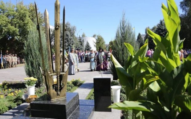 Вандалы повредили памятник героям АТО на Полтавщине