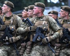 Без рябчиков и версаче: Порошенко рассказал о состоянии украинской армии