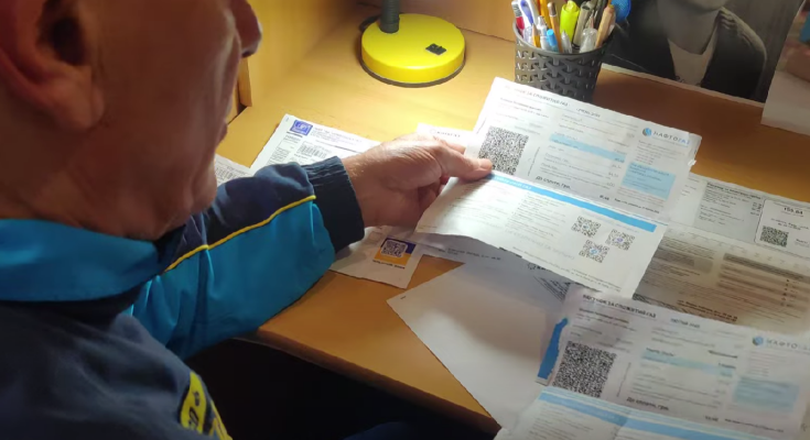 Платіжки за комуналку. Фото: скрін youtube