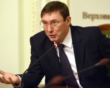 Луценко внес в декларацию книжные шкафы и угнанный внедорожник жены