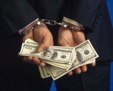 Міліціонера з Хмельницького затримали з хабарем у дві тисячі доларів