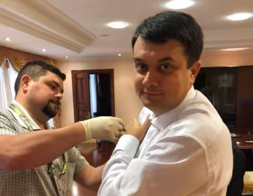 Депутати з Разумковим зробили щеплення перед зустріччю із Зеленським: "Радимо усім"