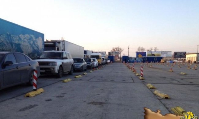 Черга на паром в Крим вже в півтисячі авто