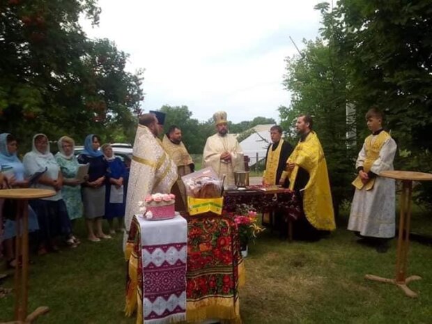 На Хмельниччині парафіяни змусили московського попа перейти в ПЦУ: "Бог заговорив українською!"