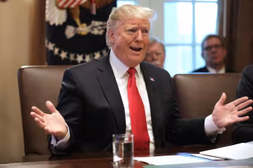 Трамп поигрался с котом на фоне смертоносного урагана "Дориан": шокирующее видео