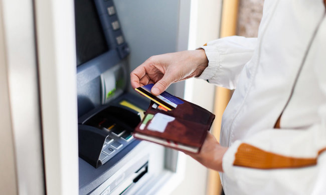 Visa и MasterCard взвинтили тарифы втрое: за что украинцам придется переплачивать