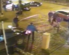 У Львові невідомий накинувся із шлагбаумом на перехожих (відео)