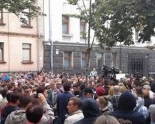  Протестуючі залишилися ночувати у Адміністрації Президента