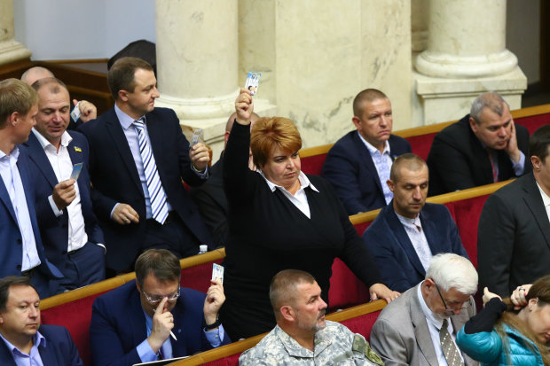 "Народный Фронт" сбежал из коалиции: Романенко объяснил хитрый ход партии Яценюка