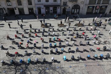 Порожні візочки в пам'ять про загиблих на війні дітей. facebook.com/andriy.sadovyi