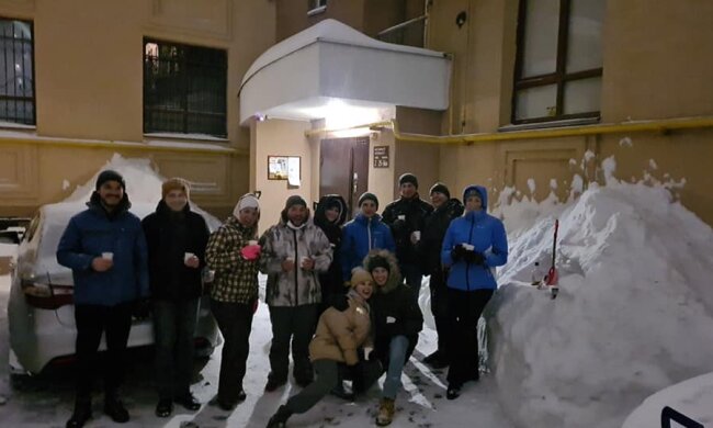 Львів'яни самостійно розчищають сніг, фото з фейсбук