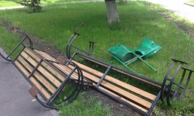 Нові лавки на Мінському вирвали з асфальтом