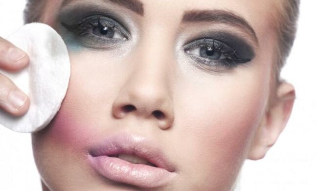 Як правильно знімати макіяж: поради косметологів