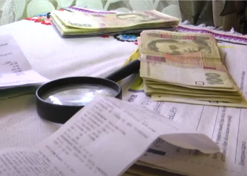 Платежки за коммуналку. Фото: скрин youtube