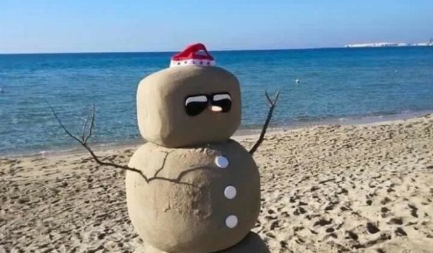 В Одессе слепили песочного снеговика (фото) 