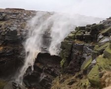 В сети показали водопад вверх ногами