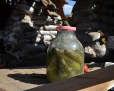 Голодные боевики устроили битву за консервы