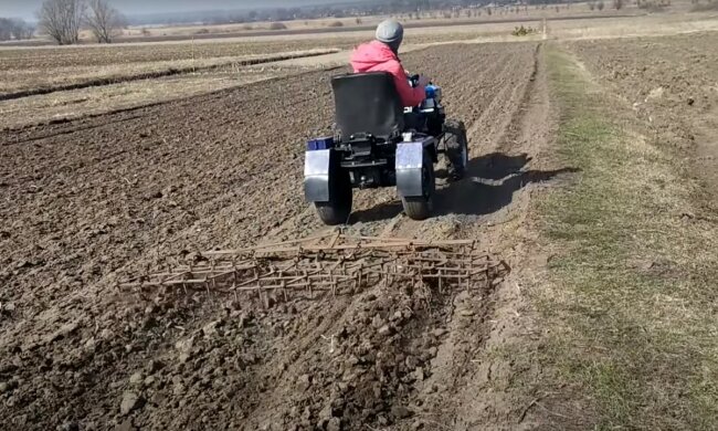 робота в полі, скріншот з відео