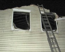 Рятувальники загасили пожежу у двоповерховій дачі за годину (фото)