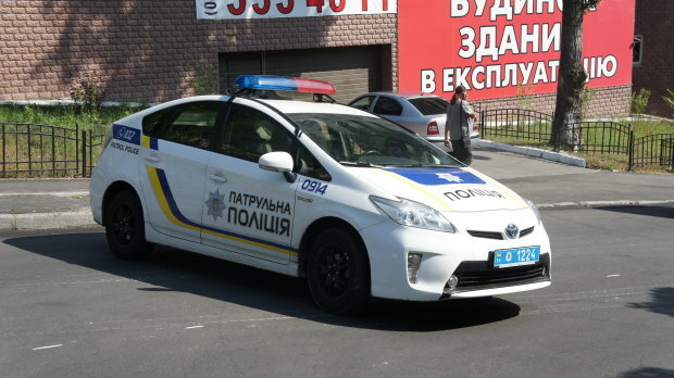 Схватил за шею и вырвал сумку: в Днепре ограбили молодую девушку, едва ноги унесла