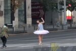 В Харькове балерина устроила шоу на асфальте - элегантна, как лебедь