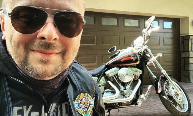 Сын Ротару показал манящий взгляд и красотку рядом с собой: "Это даже ученые доказали"