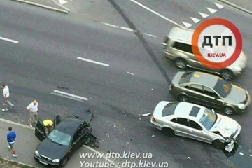 Mercedes "викинув" з дороги Daewoo в Києві (фото)
