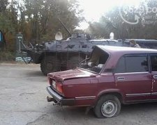 БТР украинских военных протаранил легковушку (фото)
