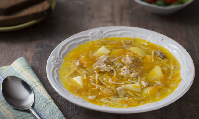 Класичний рецепт на всі випадки життя: курячий суп з макаронами