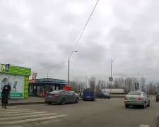 На дорозі у Києві, скріншот відео