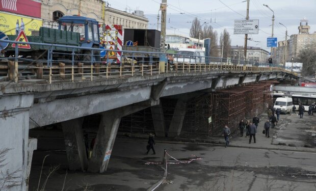 Всі – в об'їзд: у Києві рух  проспектом перекрили через "втомлений" міст