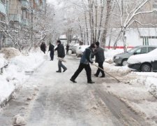 Брила льоду, що впала з неба, ледь не відправила чоловіка на той світ: відео