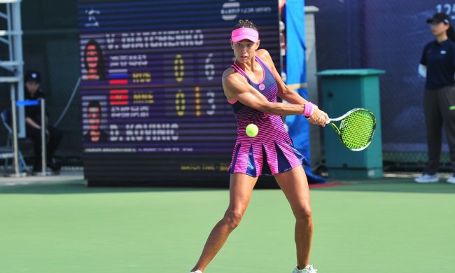 Теннисистка с руками-базуками взорвала сеть: супергерой из комиксов