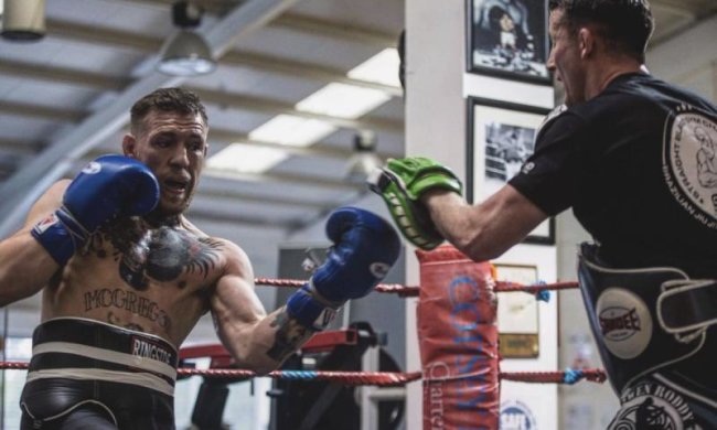 Макгрегор показал, как готовится к бою с Мейвезером