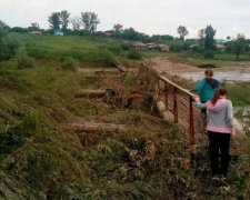 Жуткий смерч научил маленьких украинцев "летать"