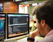Еще даже не ввели: санкции США обрушили фондовый рынок России