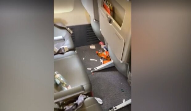 Харьковчанин показал салон самолета после выхода пассажиров: "летели свиньи"