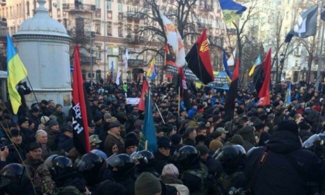 Протест "блокадников": на Банковой гремят взрывы