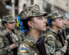 Настоящие украинки: женщины-военные впервые приняли участие в параде в День Независимости